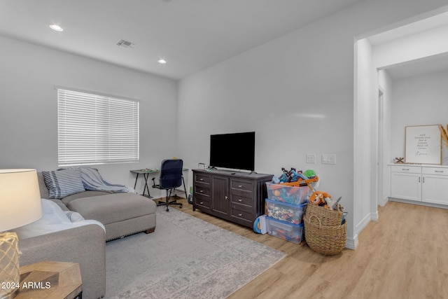 living area featuring recessed lighting, light wood-style floors, visible vents, and baseboards