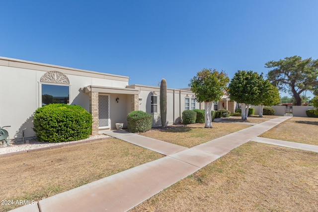 view of front facade with a front yard