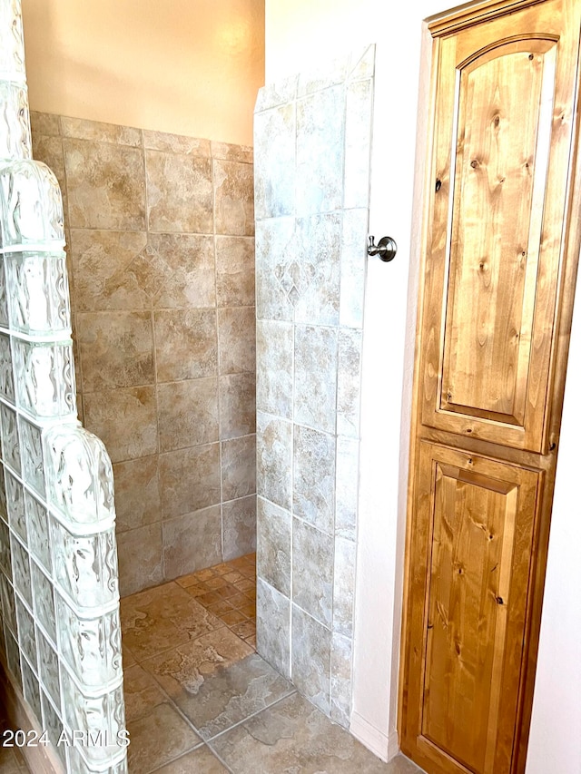 bathroom featuring tiled shower