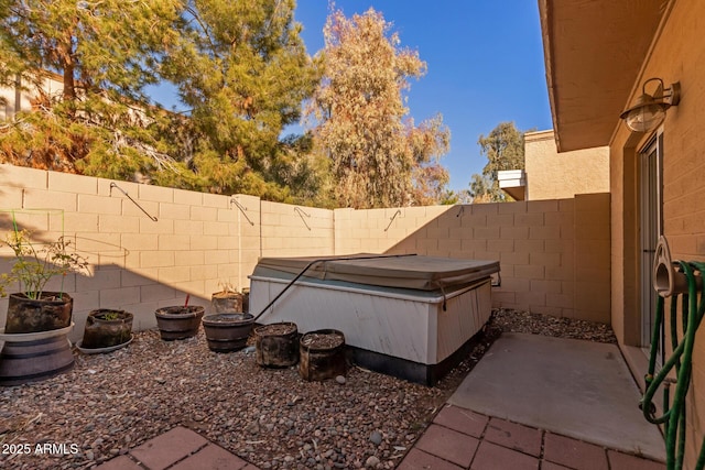 view of yard featuring a hot tub