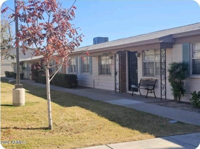 ranch-style home featuring a front yard