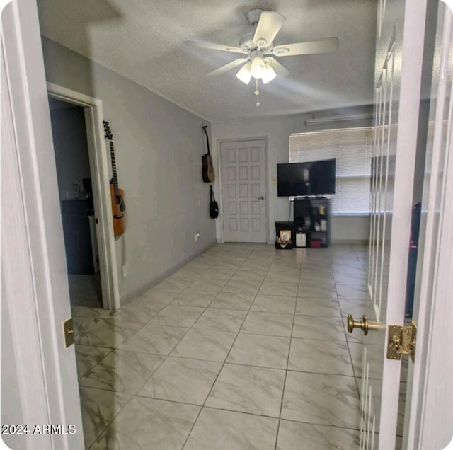 empty room featuring ceiling fan