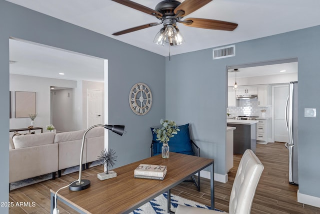 dining room featuring ceiling fan, recessed lighting, wood finished floors, visible vents, and baseboards