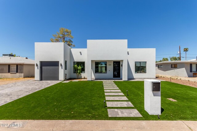 view of front facade featuring a garage and a front lawn