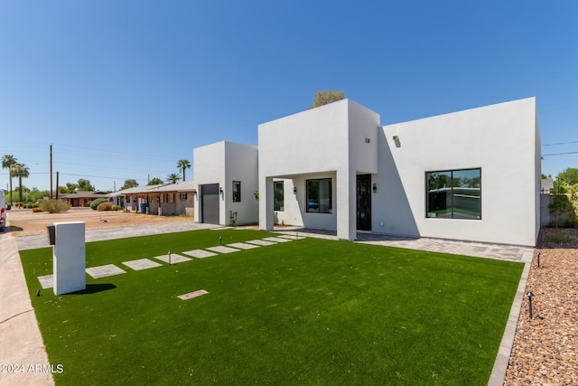 view of front of home featuring a front lawn