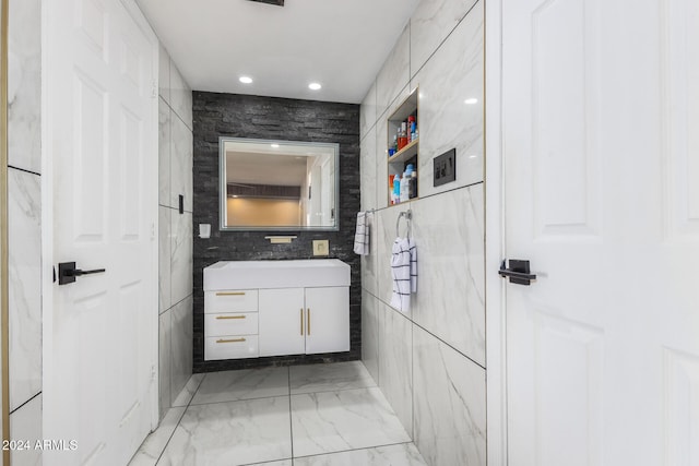 bathroom featuring tile walls