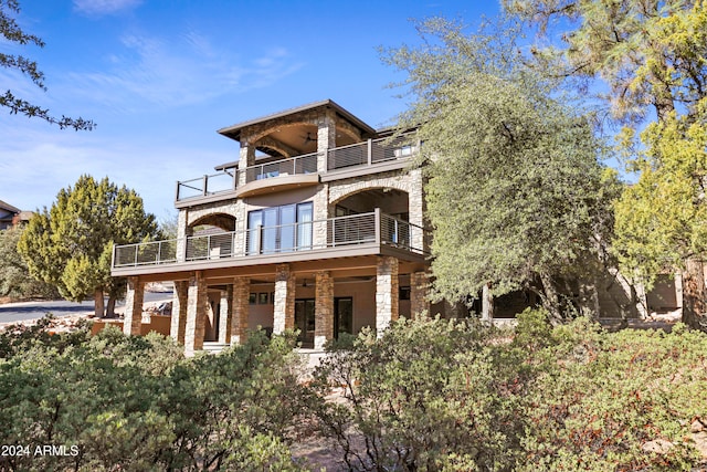 view of front of property featuring a balcony