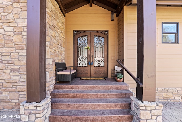 property entrance featuring a porch