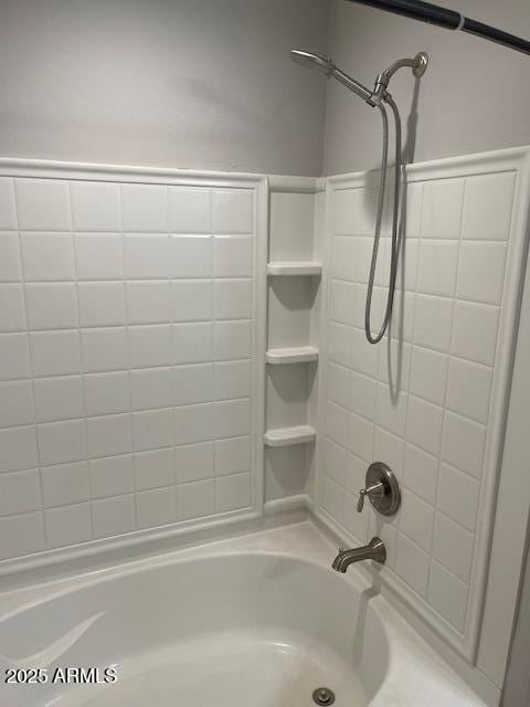 bathroom with tiled shower / bath