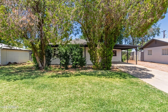 view of front facade featuring driveway, a front yard, and an attached carport