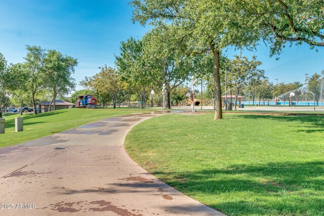 view of property's community featuring a lawn