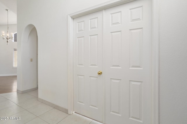 19102 N 91st St, Scottsdale, AZ 85255 - corridor with arched walkways, a chandelier, and light tile patterned flooring