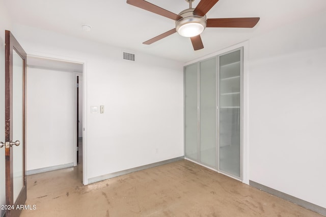 unfurnished bedroom featuring ceiling fan and a closet