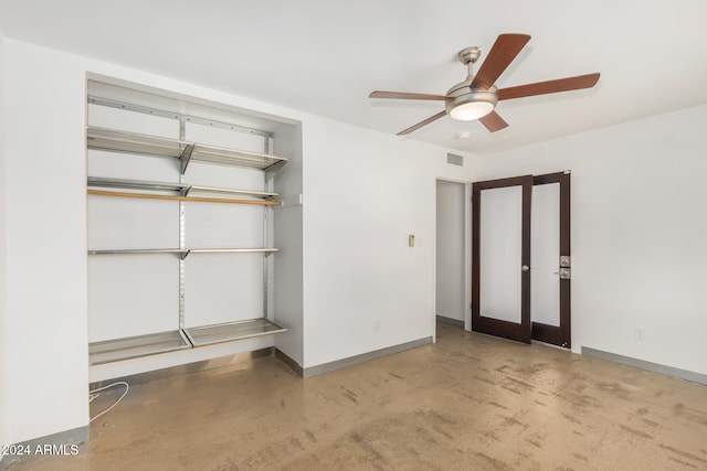 unfurnished bedroom featuring ceiling fan and a closet