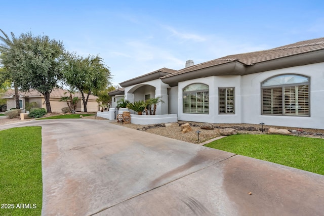 view of front of house featuring a front yard