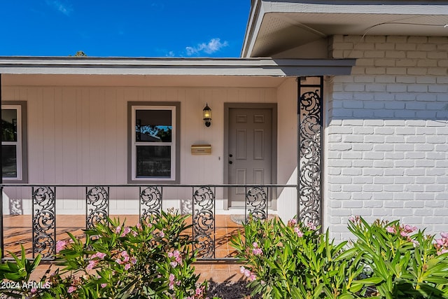 property entrance featuring a porch