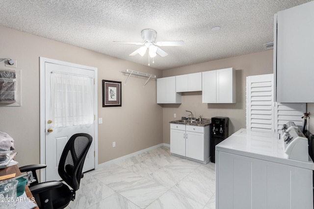 washroom with sink, a textured ceiling, washing machine and dryer, and ceiling fan