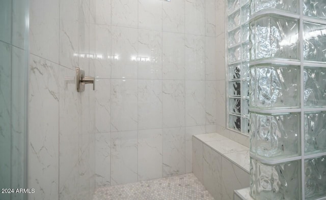 bathroom featuring a tile shower