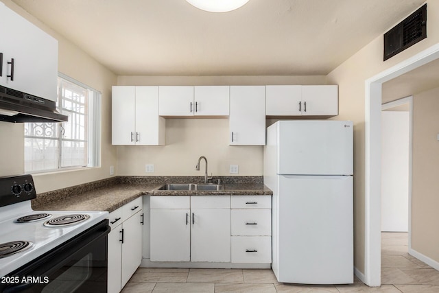 kitchen with visible vents, a sink, under cabinet range hood, electric range oven, and freestanding refrigerator