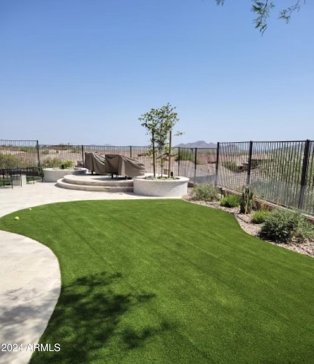 view of yard featuring a patio area