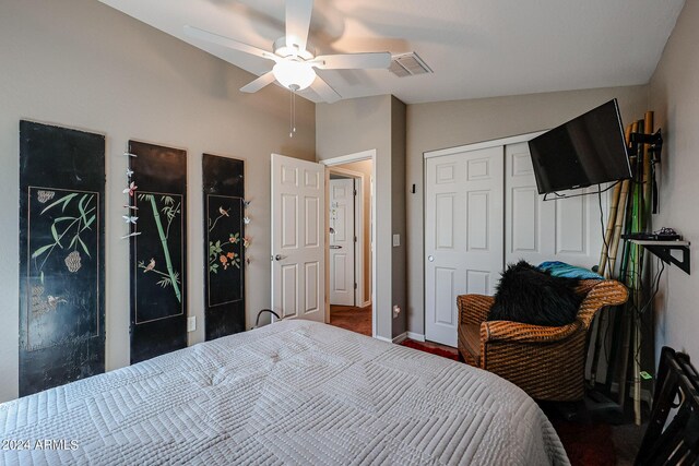 living room with lofted ceiling, ceiling fan, and carpet floors