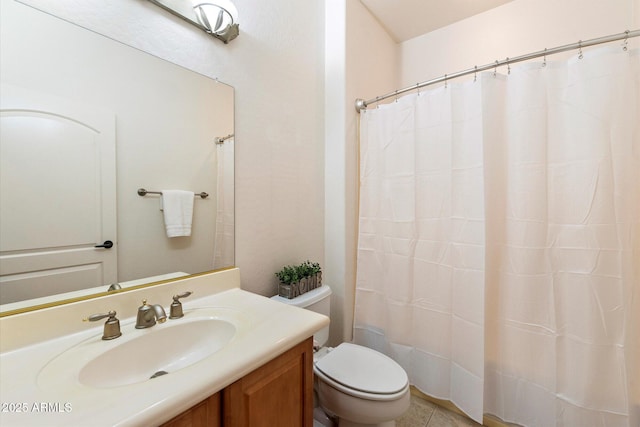 bathroom featuring a shower with shower curtain, vanity, and toilet