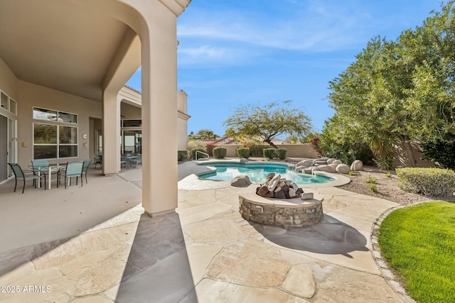 view of pool featuring a fenced in pool, an outdoor fire pit, a fenced backyard, outdoor dining space, and a patio