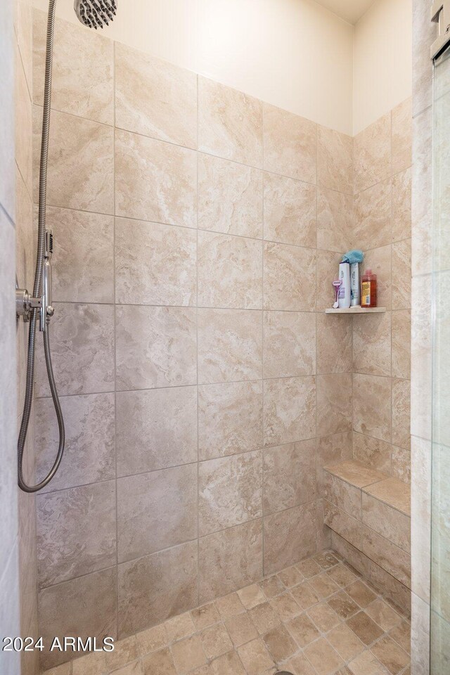 bathroom featuring a tile shower