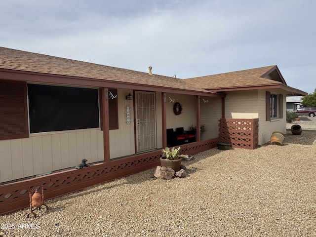 ranch-style home featuring a shingled roof