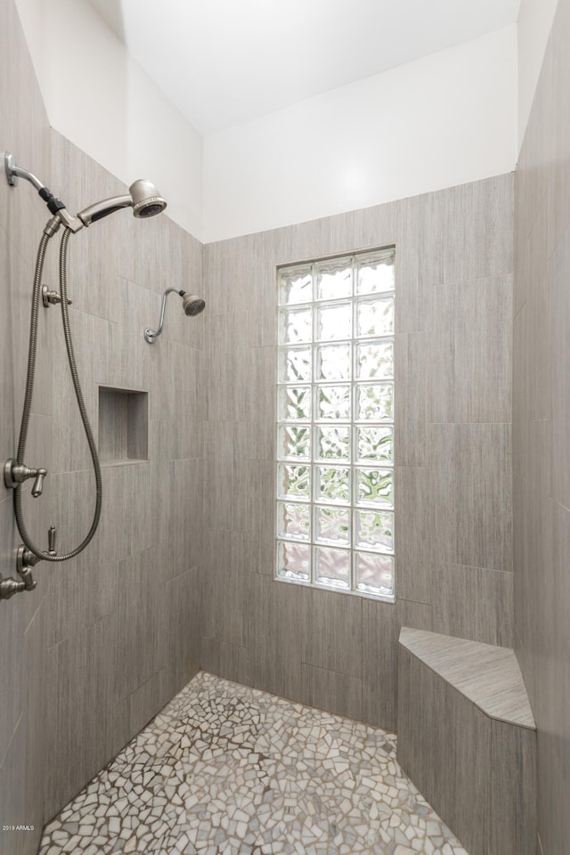 bathroom featuring tiled shower