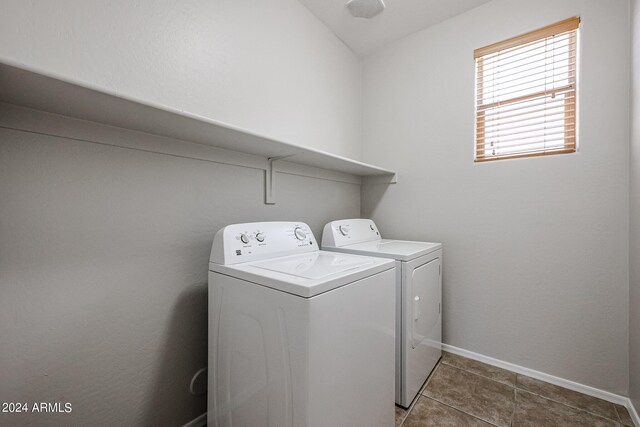 laundry room featuring dark tile patterned flooring and independent washer and dryer