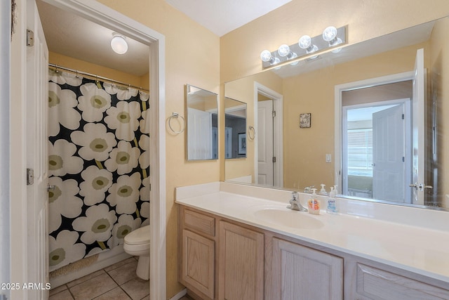11260 N 92nd St Unit 2111, Scottsdale, AZ 85260 - full bathroom featuring toilet, tile patterned flooring, vanity, and curtained shower
