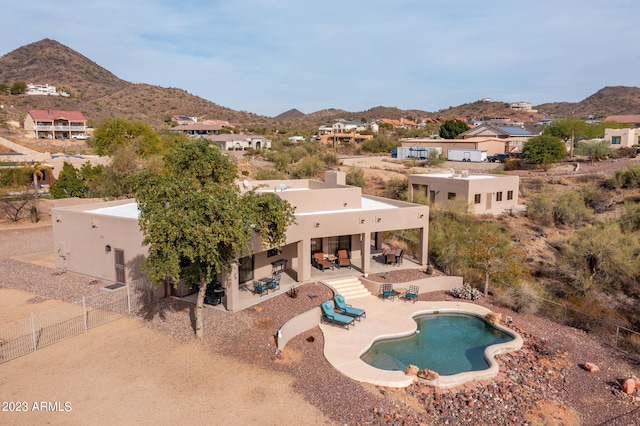 birds eye view of property featuring a mountain view