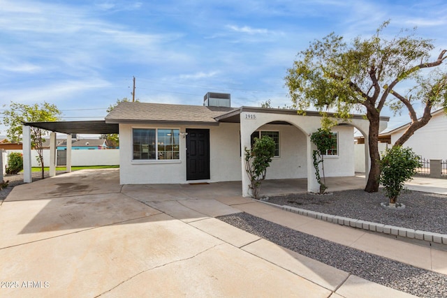 view of front facade with a carport