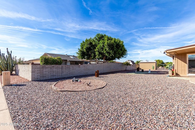 view of yard with a storage unit