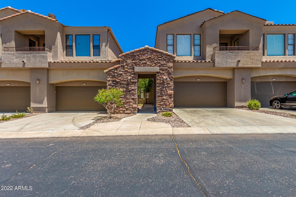 view of front facade featuring a garage