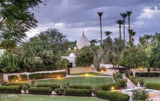 view of property's community featuring a lawn