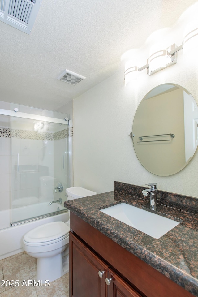 7970 E Camelback Rd Unit 604, Scottsdale, AZ 85251 - bathroom featuring vanity, toilet, enclosed tub / shower combo, and a textured ceiling