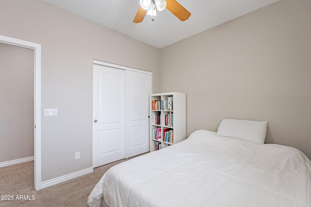 bedroom featuring carpet flooring, a ceiling fan, baseboards, and a closet