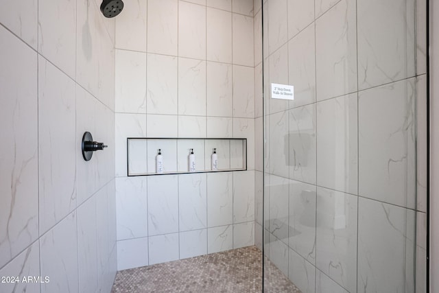 bathroom featuring a tile shower