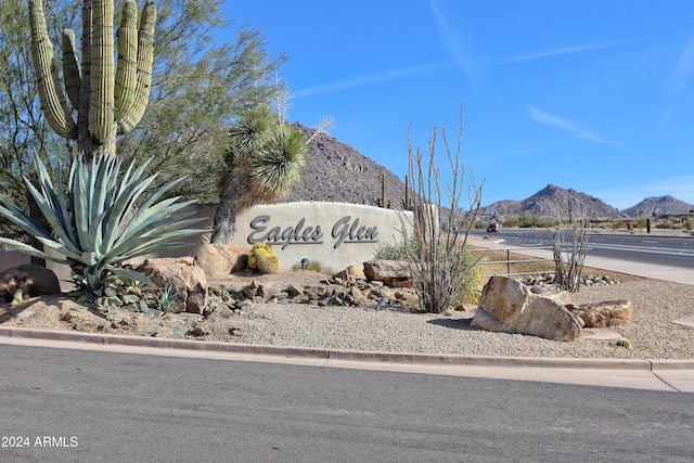 community / neighborhood sign featuring a mountain view