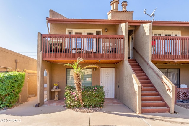 view of front of property featuring a balcony