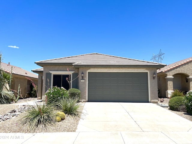 view of front facade featuring a garage