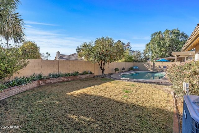 view of yard featuring a fenced in pool