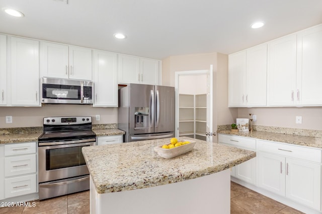 kitchen with recessed lighting, stainless steel appliances, and a center island