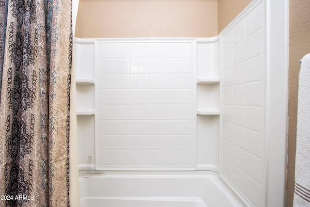 bathroom with shower / tub combo