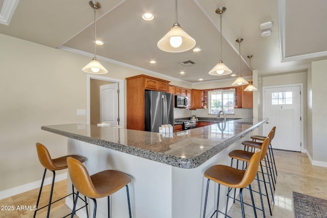 kitchen featuring kitchen peninsula, a kitchen breakfast bar, stainless steel appliances, crown molding, and sink