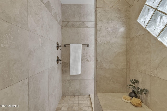 bathroom featuring tiled shower