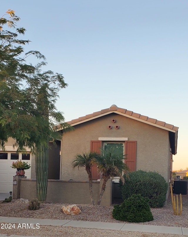 view of front facade with a garage