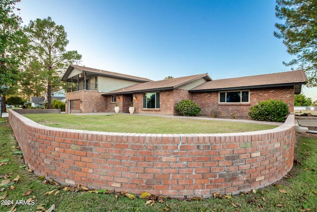 view of front of property featuring a front lawn